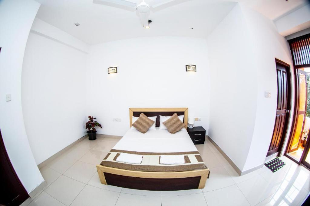 Hotel Blue Bird Negombo Exterior foto