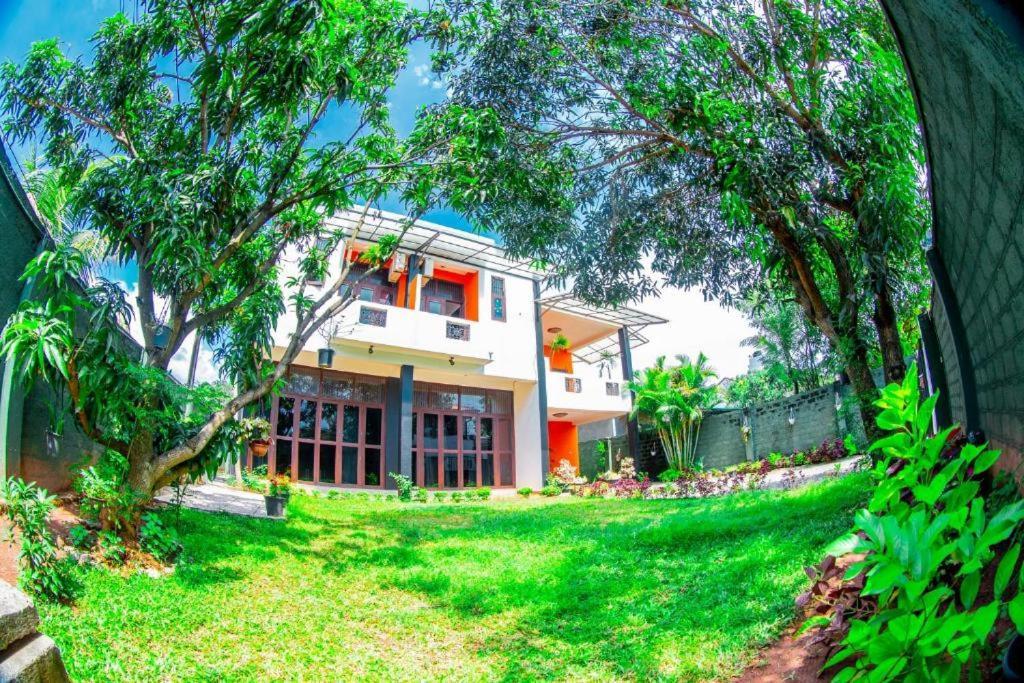 Hotel Blue Bird Negombo Exterior foto